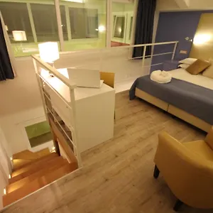 Hotel Tango, Roma